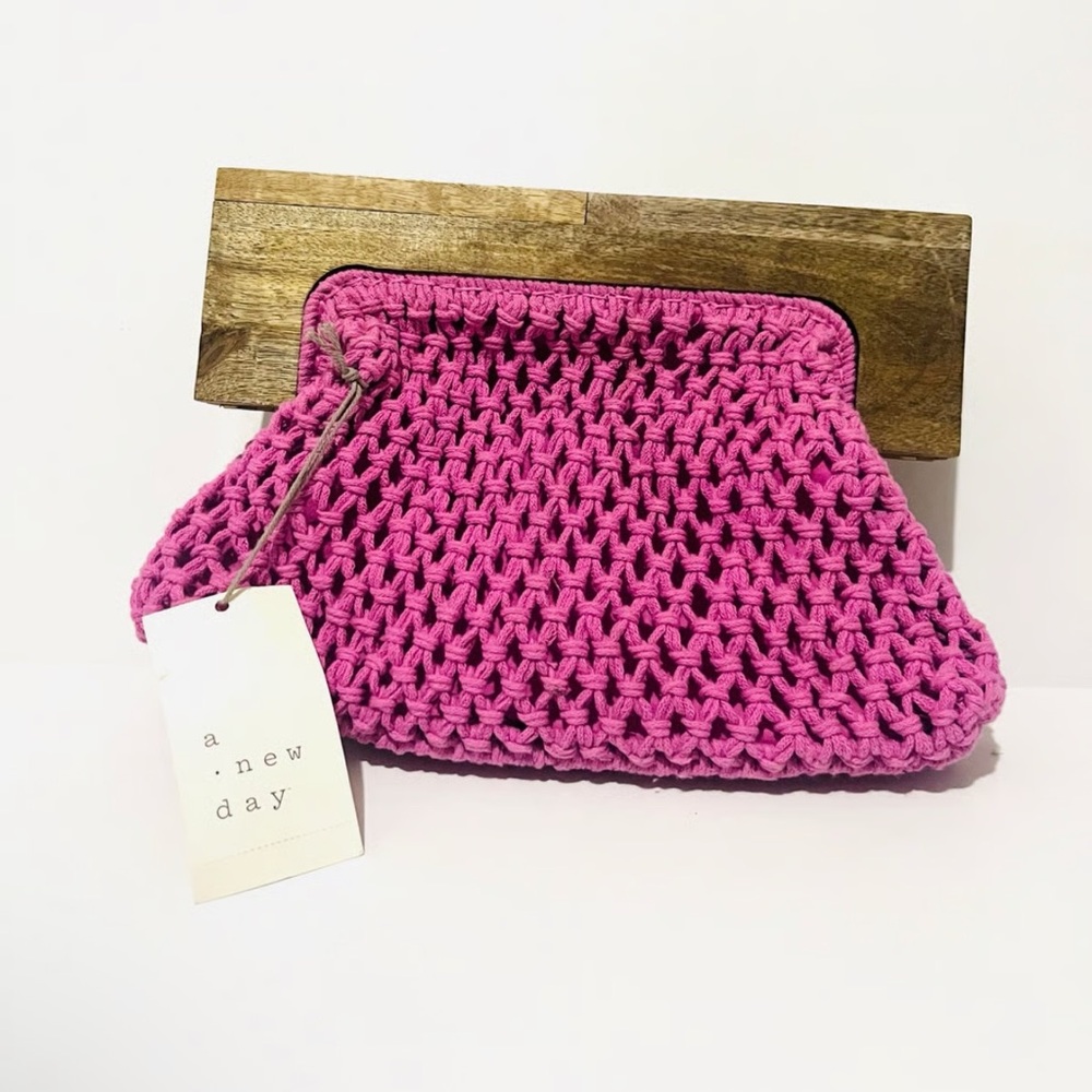 A new day crochet purse with wooden handles EUC‎